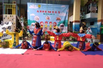 Sekolah Menyenangkan Dengan Konsep Edutainment Dalam Assembly Learning SD Muhammadiyah 16 Surabaya