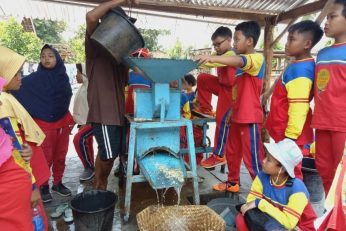 Sekolah Kreatif 16 Ajak Siswa Jajal Bikin Tempe di Bu Supi Madiun