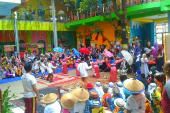 Meriahnya Festival Musim-Musim Sedunia di Sekolah Kreatif SD Muhammadiyah 16 Surabaya