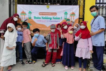Sekolah Kreatif Baratajaya Kembali Menggelar Buka Puasa Keliling