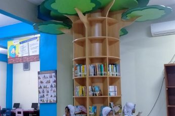 Ada Pohon Raksasa di Perpustakaan Sekolah Kreatif Baratajaya