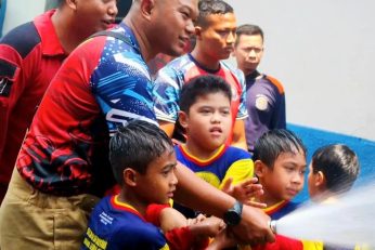 Serunya Siswa Sekolah Kreatif SD Muhammadiyah Baratajaya Belajar Profesi Bersama Damkar