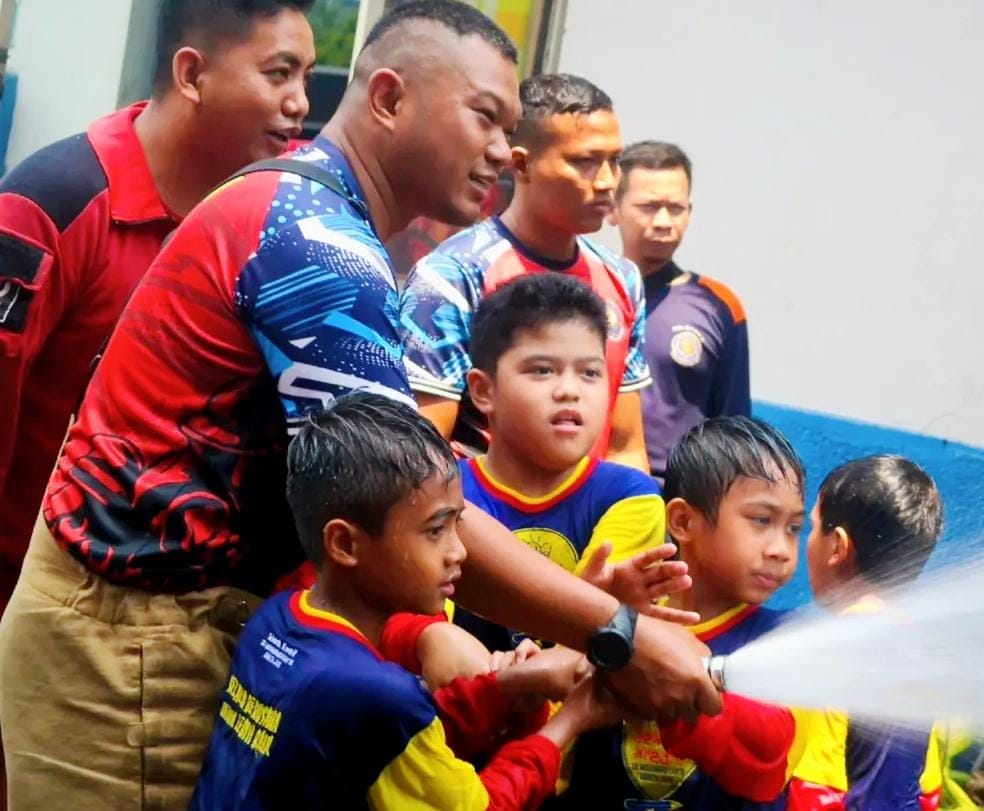 Serunya Siswa Sekolah Kreatif SD Muhammadiyah Baratajaya Belajar Profesi Bersama Damkar
