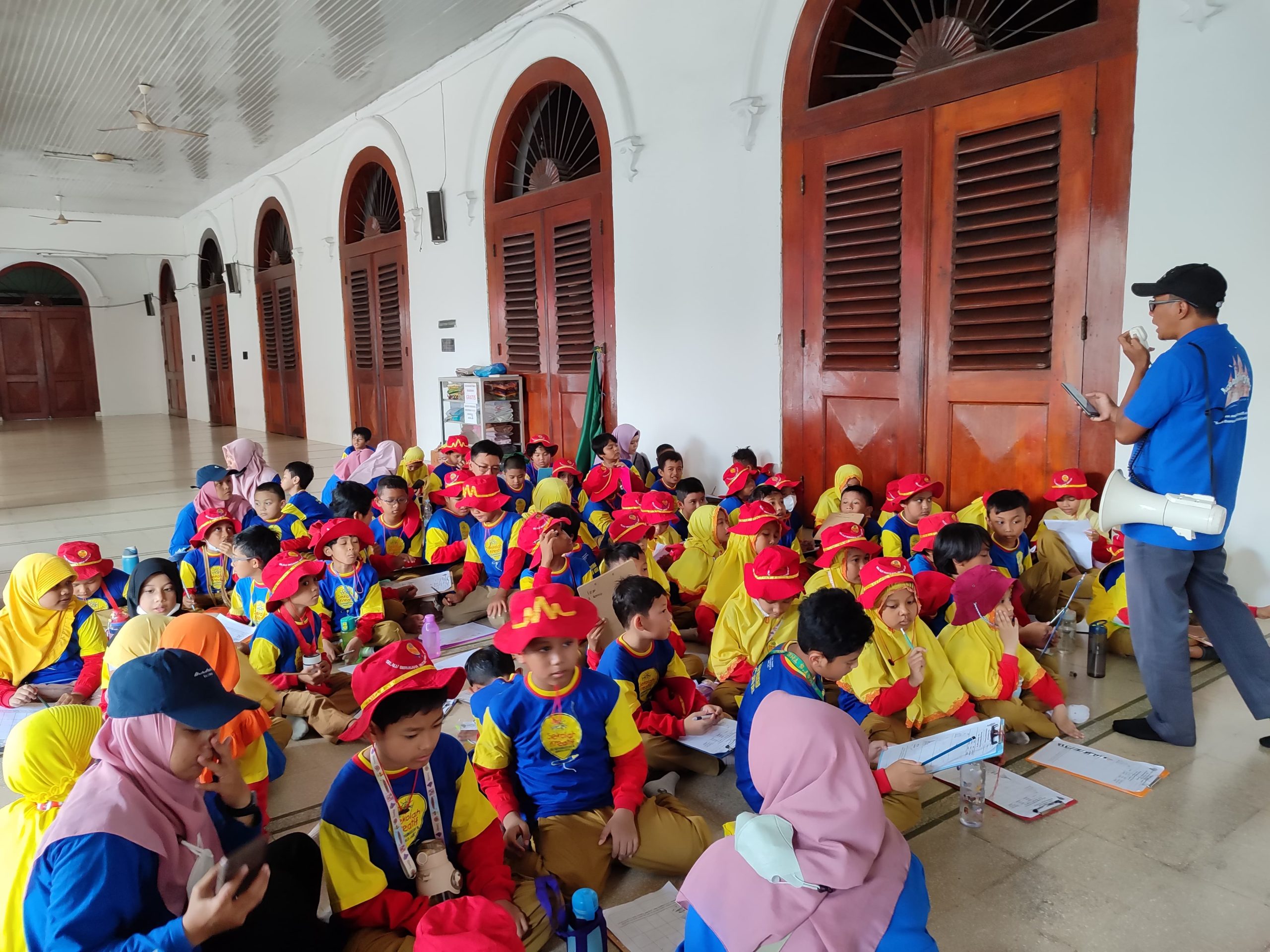 Sekolah Kreatif Baratajaya Ajak Siswa Mengenal Tempat Ibadah Sambil Belajar Toleransi