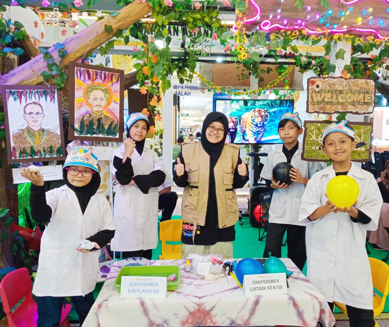Eksperimen Seru Anak Kreatif Menarik Perhatian Pengunjung Mall