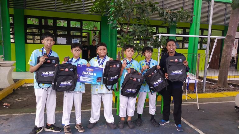 Dari kiri; Haikal Alfaro Bahri, Afthan Alfazari, Athar Asad Abdillah Balapradana, Adha Yus Oktriansyah, Ikbar Muhammad Araiz, dan David Andriyanto sesaat setelah ditetapkan sebagai juara 2 dalam ajang lomba e-sport se-Surabaya di SDN Wonokusumo V, Kamis (11/12/2025) (Sekolahkreatif.com/Ahmad Mahmudi)