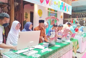 Siswa Sekolah Kreatif SD Muhammadiyah 16 Surabaya Pilih Pemimpin Melalui E-Voting Modern