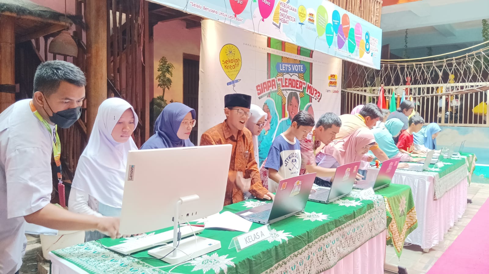 Siswa Sekolah Kreatif SD Muhammadiyah 16 Surabaya Pilih Pemimpin Melalui E-Voting Modern