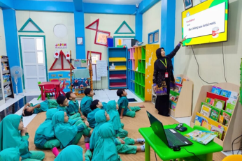 Kelas Kunjung Perpustakaan Sekolah Kreatif Baratajaya Ajak Siswa Tingkatkan Budaya Literasi