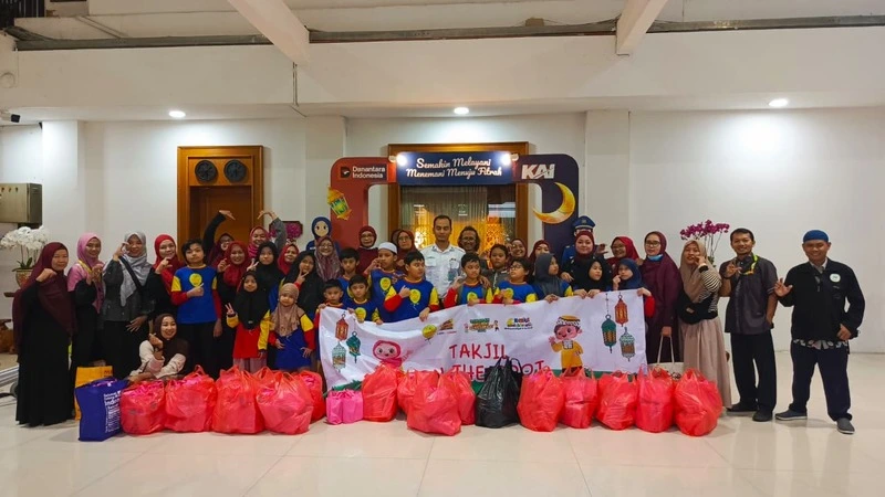 Berbagi di Jalan hingga Stasiun, Semangat Ramadan Sekolah Kreatif Menginspirasi