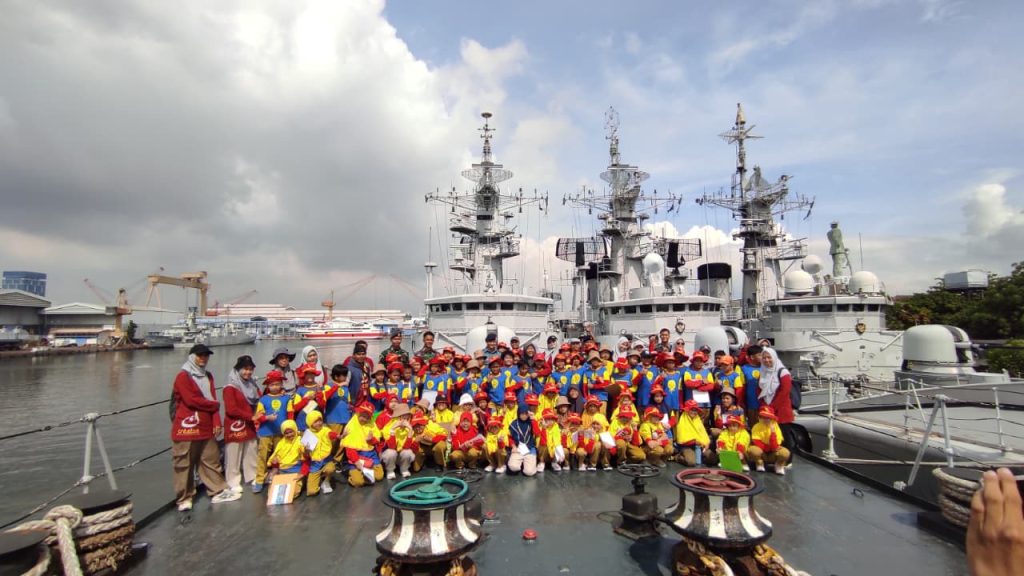 Siswa/i Kelas 4 Sekolah Kreatif SD Muhammadiyah 16 Surabaya berfoto bersama diatas KRI Yos Sudarso. Foto: sekolahkreatif.com